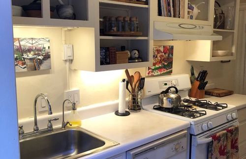 Georgetown House | Elegant townhome on quiet street near museums, restaurants, shops, parks & more!