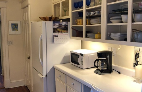 Georgetown House | Elegant townhome on quiet street near museums, restaurants, shops, parks & more!