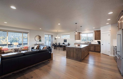 Redmond House | Elevated Escape | Hot-Tub - Modern 5BDR Retreat