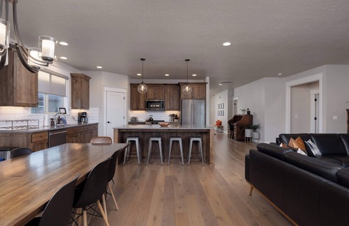 Redmond House | Elevated Escape | Hot-Tub - Modern 5BDR Retreat