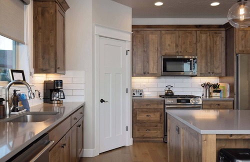 Redmond House | Elevated Escape | Hot-Tub - Modern 5BDR Retreat
