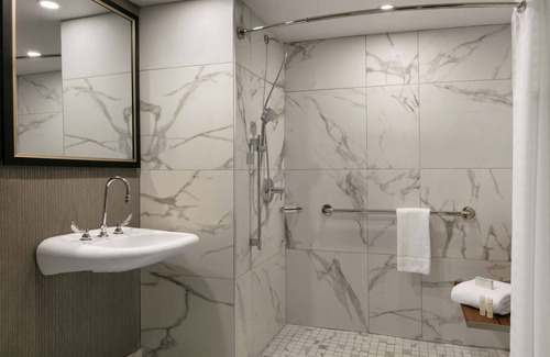 Pointe Claire Hotel | Embassy Suites by Hilton Montreal Airport