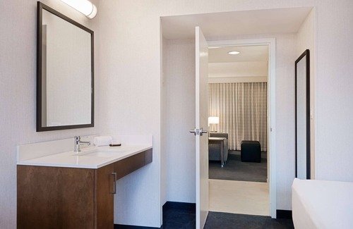 Downtown Chicago Hotel | Embassy Suites by Hilton Chicago Downtown River North