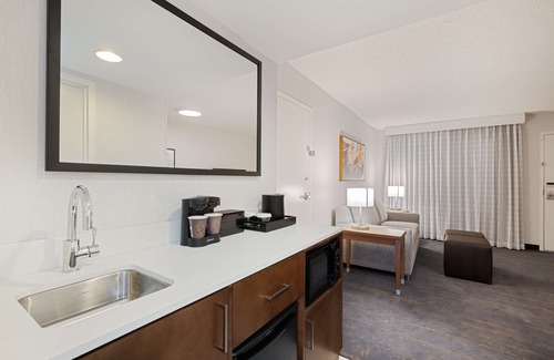 Downtown Chicago Hotel | Embassy Suites by Hilton Chicago Downtown River North
