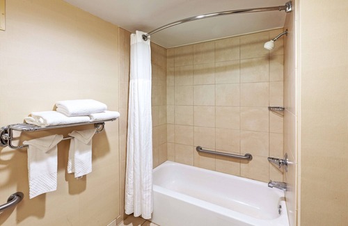 Greensboro Hotel | Embassy Suites by Hilton Greensboro Airport