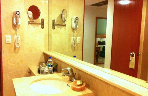 Costera Acapulco Hotel | Emporio Acapulco