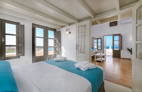 Kamari Hotel | En Plo Boutique Suites