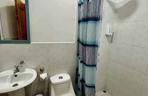 Puerto Baquerizo Moreno Apartment | Encantadora Suite a pocos pasos de playa Mann, con TV, AC, Baño, Wifi,Nevera