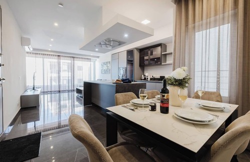 Qawra Apartment | Enjoy a stylish experience at this centrally-located place