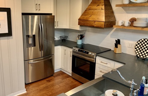 Milledgeville Cottage | Enjoy EZ Livin' on the waters of Lake Sinclair!