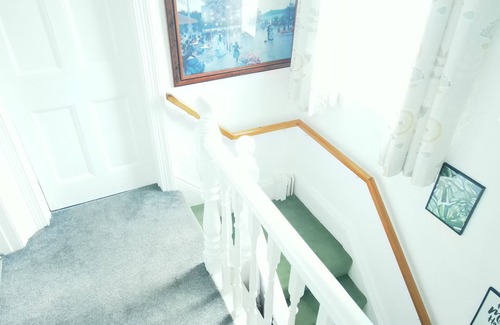 Newport Apartment | Enjoy Modern Living 🛋 Free Wifi 📶 in Kingston Newport 2 Bedroom Apartment 🏢