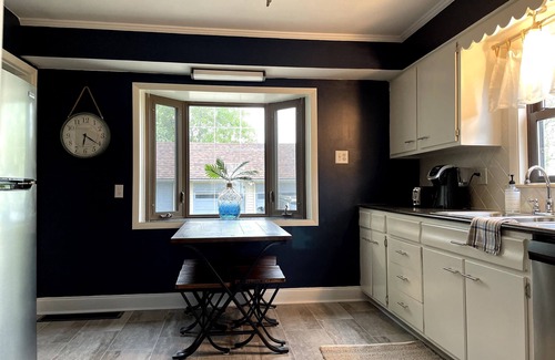 Conneaut House | Enjoy the breathtaking Lake Erie sunsets at our family-friendly property.