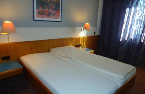 Korntal-Munchigan Hotel | enjoyHotel garni Korntal Stuttgart b&b Parkplatz Sprinter Penny eTank