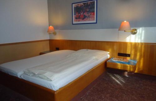 Korntal-Munchigan Hotel | enjoyHotel garni Korntal Stuttgart b&b Parkplatz Sprinter Penny eTank