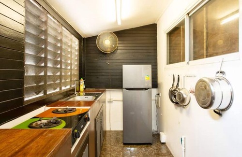 Suan Luang House | Entire House/Central Bangkok/Walk to BTS+Airport Link/up to 10 guests!