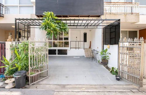 Suan Luang House | Entire House/Central Bangkok/Walk to BTS+Airport Link/up to 10 guests!