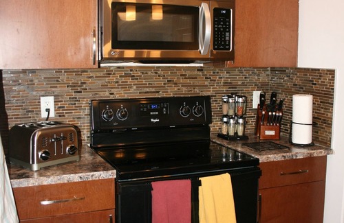 West Edmonton House | Entire Large|3BHome|King Bed| with A/C |Mins to WEM