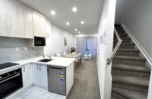 Auckland House | Entire Modern 2-Bedroom Townhouse, 10 min to Airport/Sylvia Park