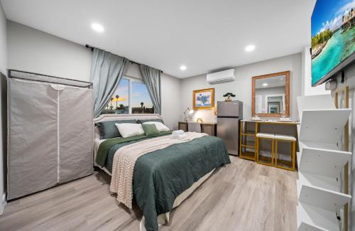 La Presa House | Entire Private Studio with 1 King Bed, Full Kitchen, Gated Yard, Available Now