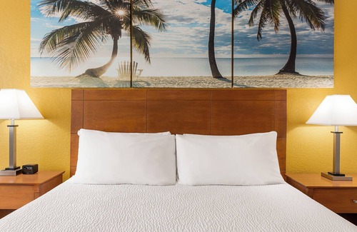 Ludlam Hotel | enVision Hotel Miami International Airport