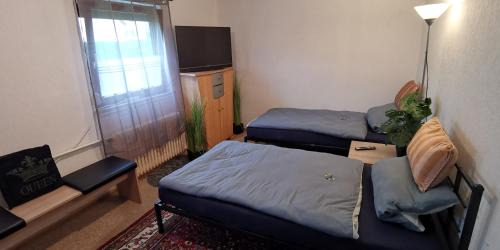 Kassel House | Erdgeschoss Wohnung, 1 Doppelzimmer, sowie eigene Küche, Badezimmer und WC, inkl Gratis Frühstück und Parkplätze, Free WiFi