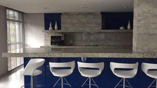 Reboucas Apartment | Estudio moderno com linda vista para a Serra