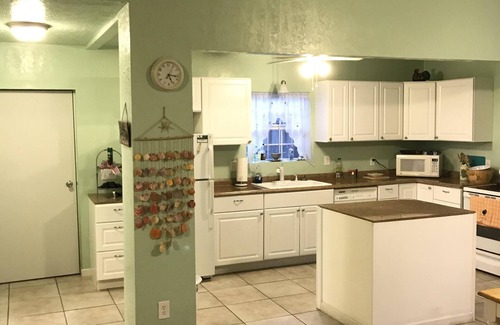 Hoyt House | Eufaula Lake House in Quiet Neighborhood w/Private Beach