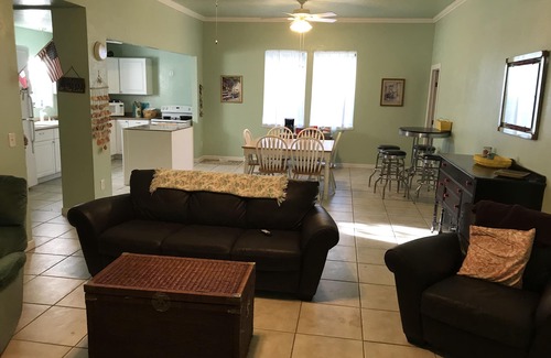 Hoyt House | Eufaula Lake House in Quiet Neighborhood w/Private Beach