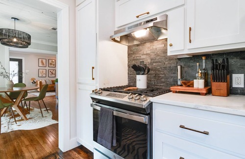 Downtown Cottage | Evangeline House! Beautifully remodeled & Super Close to Downtown