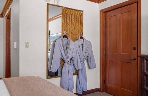 Olympic Valley Resort | Everline Resort & Spa Deluxe Valley View 2 Queens