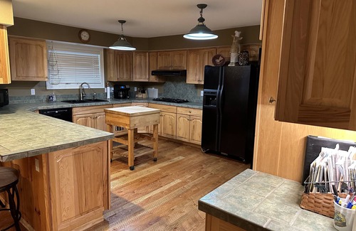 Grand Lake House | Excellent reviews. Perfect for ALL ages-families, kids, dogs allowed. Hot tub!
