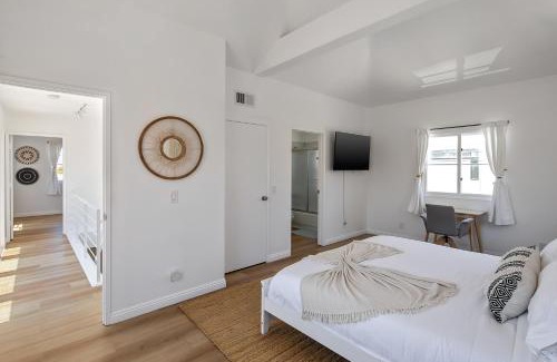 Venice House | Exclusive 2BD 3BA with Balcony