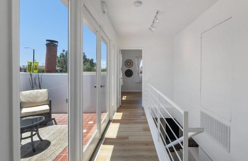Venice House | Exclusive 2BD 3BA with Balcony