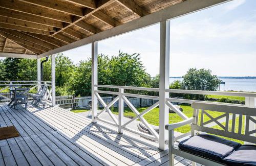 Drottningskar Villa | Exclusive tranquil villa by the sea, boat available
