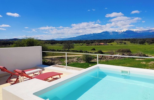 Arenas de San Pedro Villa | Exclusive villas with outdoor jacuzzi, private pool and mountain views