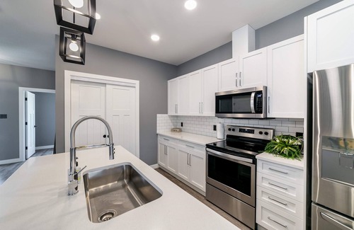 Jasper Place House | Executive Home close to WEM < down town