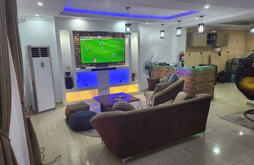Ojokoro House | Exquisite and family friendly 3-bedroom apartment w/hot tub