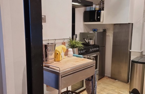 Hove Cottage | Exquisite Hove Seaside Family Accommodation