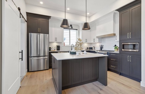 Willoughby House | Exquisite & Luxurious Family Home, Near Vancouver, 5-star rated, Pet Friendly