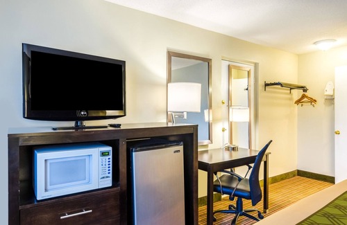 Pittsfield Hotel | FairBridge Inn Express