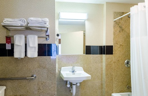 Pittsfield Hotel | FairBridge Inn Express