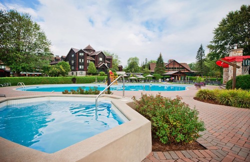 Papineau Regional County Municipality Resort | Fairmont Le Chateau Montebello