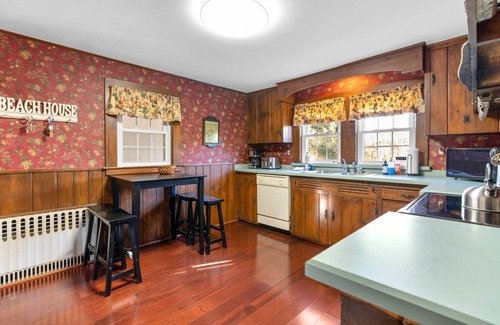 West Falmouth House | Falmouth Spacious Family Home with fireplace