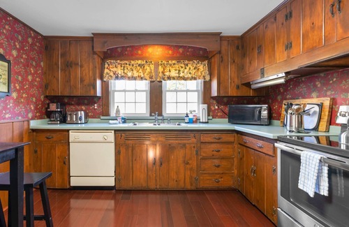 West Falmouth House | Falmouth Spacious Family Home with fireplace