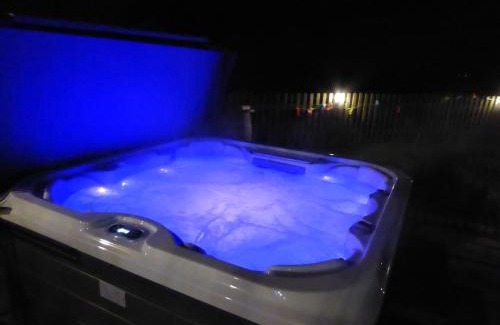 Saintbury House | Falstaff Cottage, NEW HOT TUB, Sleeps up to 5, Stratford upon Avon