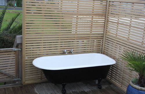 Waihi Beach House | Family Bach Close to Beach and Surf Club