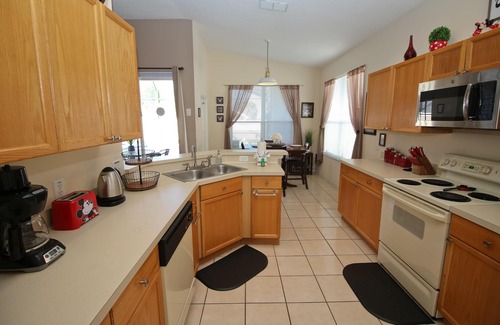 Windsor Palms House | Family friendly, 10 mins to Disney, WIFI, Resort style amenities, Backyard pool