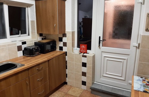Bridlington Old Town Apartment | Family friendly, 3 bedrooms with parking & garden. Close to beach and town.