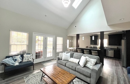 Riverside House | Family friendly 5 bedroom home within Walking distance To CNU