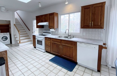 West Harwich House | Family-Friendly Cape Cottage Just 3 Minute walk to Beach!